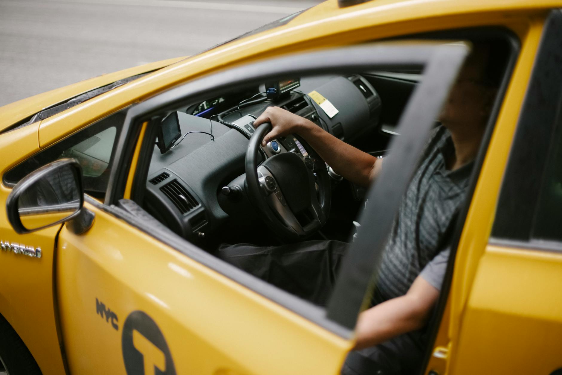 Kierowca prowadzi żółtą taksówkę widzianą z góry