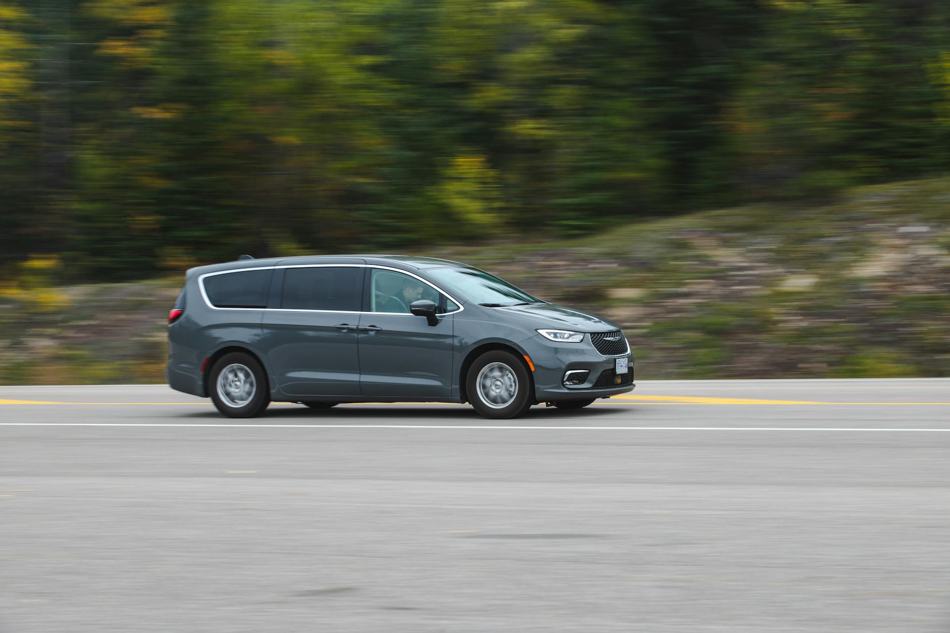 Dacia Jogger jedzie po malowniczej drodze otoczonej zielenią