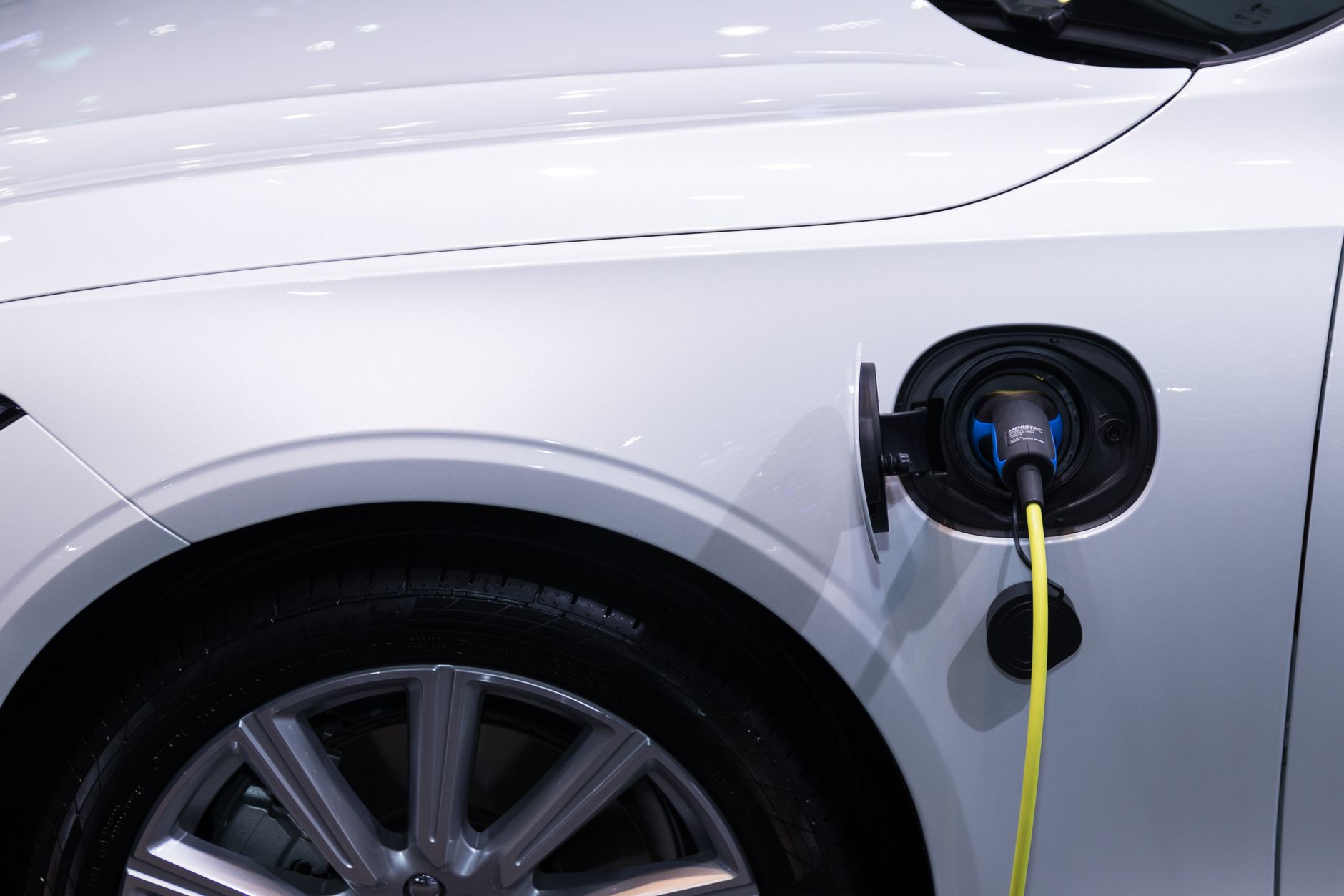 Mercedes plug in hybrid w polskich warunkach ile naprawdę jeździ na prądzie a ile na paliwie i kiedy to się spina Biały Mercedes hybrydowy podłączony do ładowania z gniazdem ładowarki