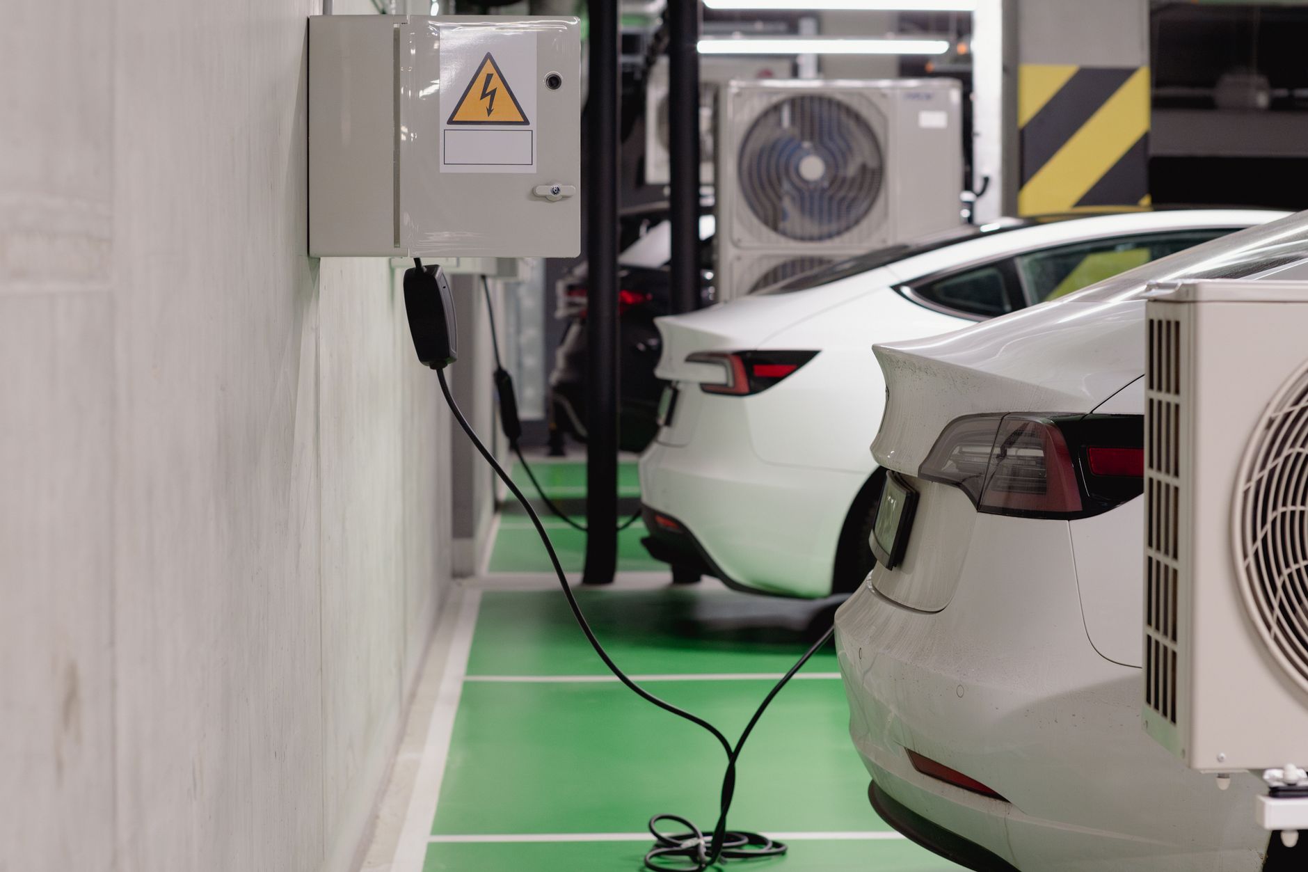 Elektryczne samochody ładujące się na podziemnej stacji w garażu