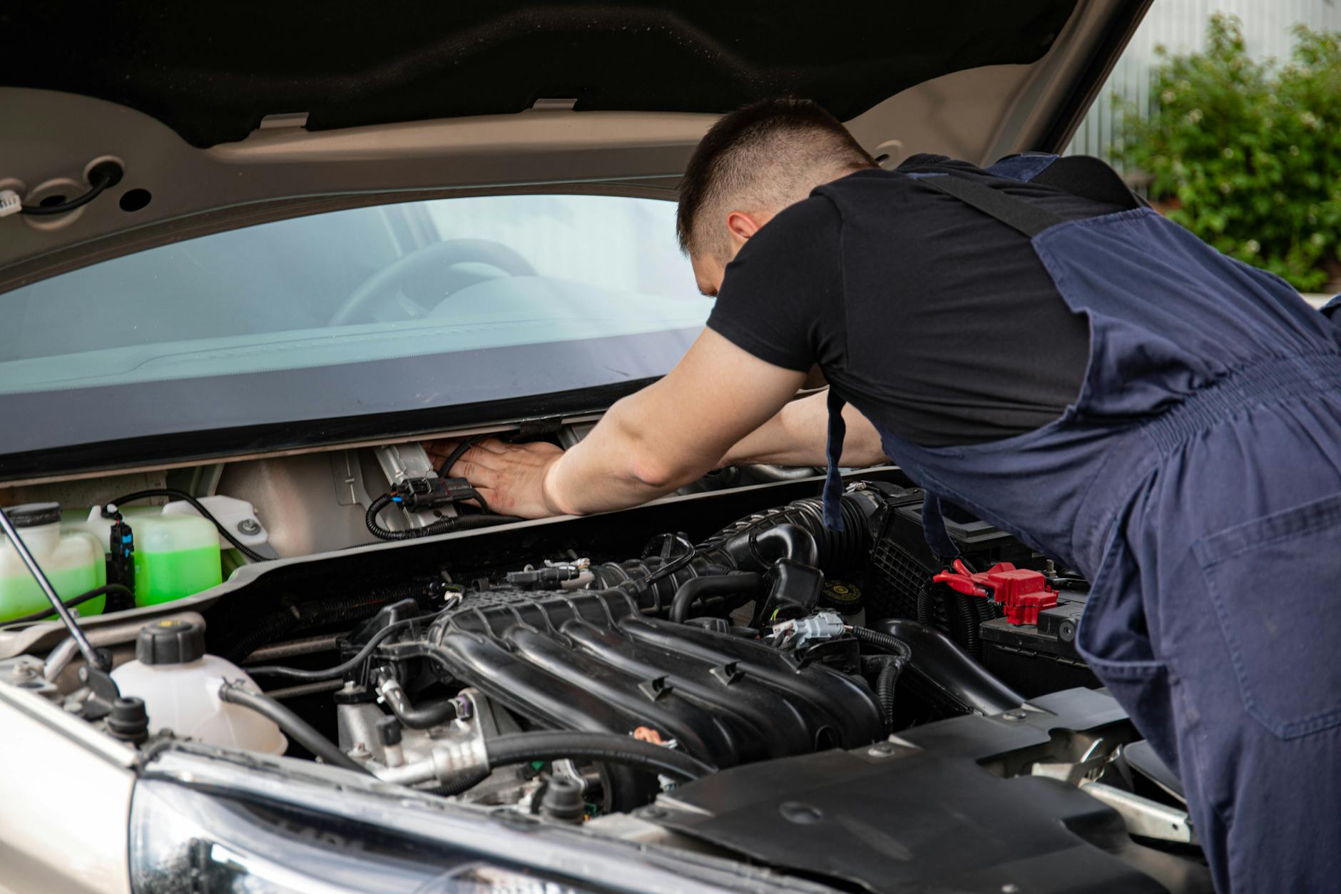 Honda na gaz czy to ma sens które silniki dobrze znoszą instalację LPG a w których ryzyko jest zbyt duże Mechanik serwisuje silnik Hondy, zbliżenie na dłonie i podzespoły