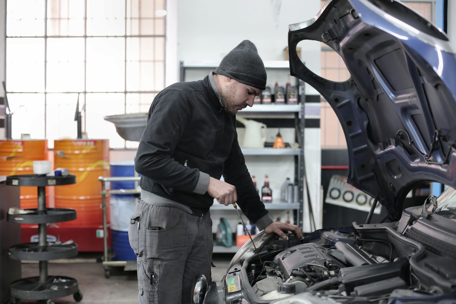 Mechanik sprawdza silnik Hondy w garażu