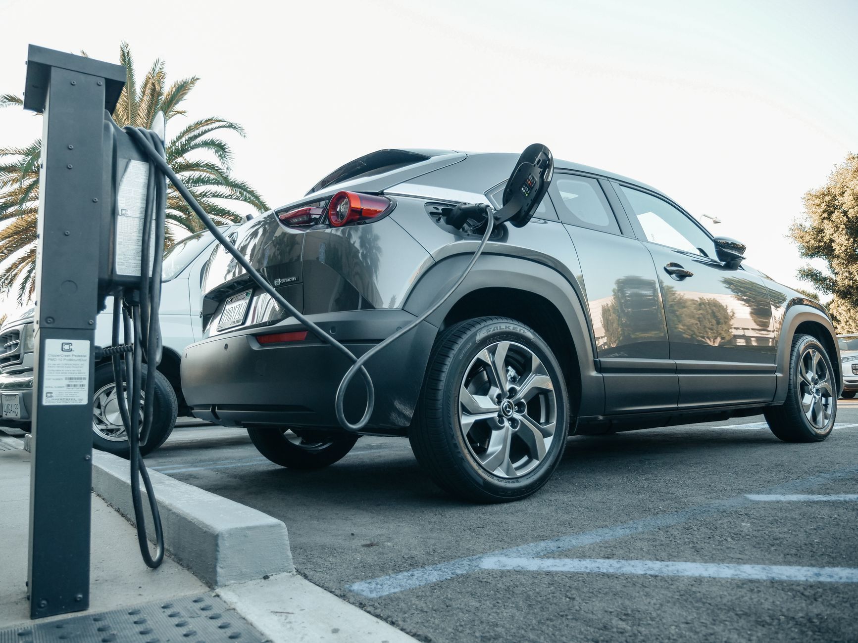 Mercedes plug in hybrid ładowany przy zewnętrznej stacji w dzień