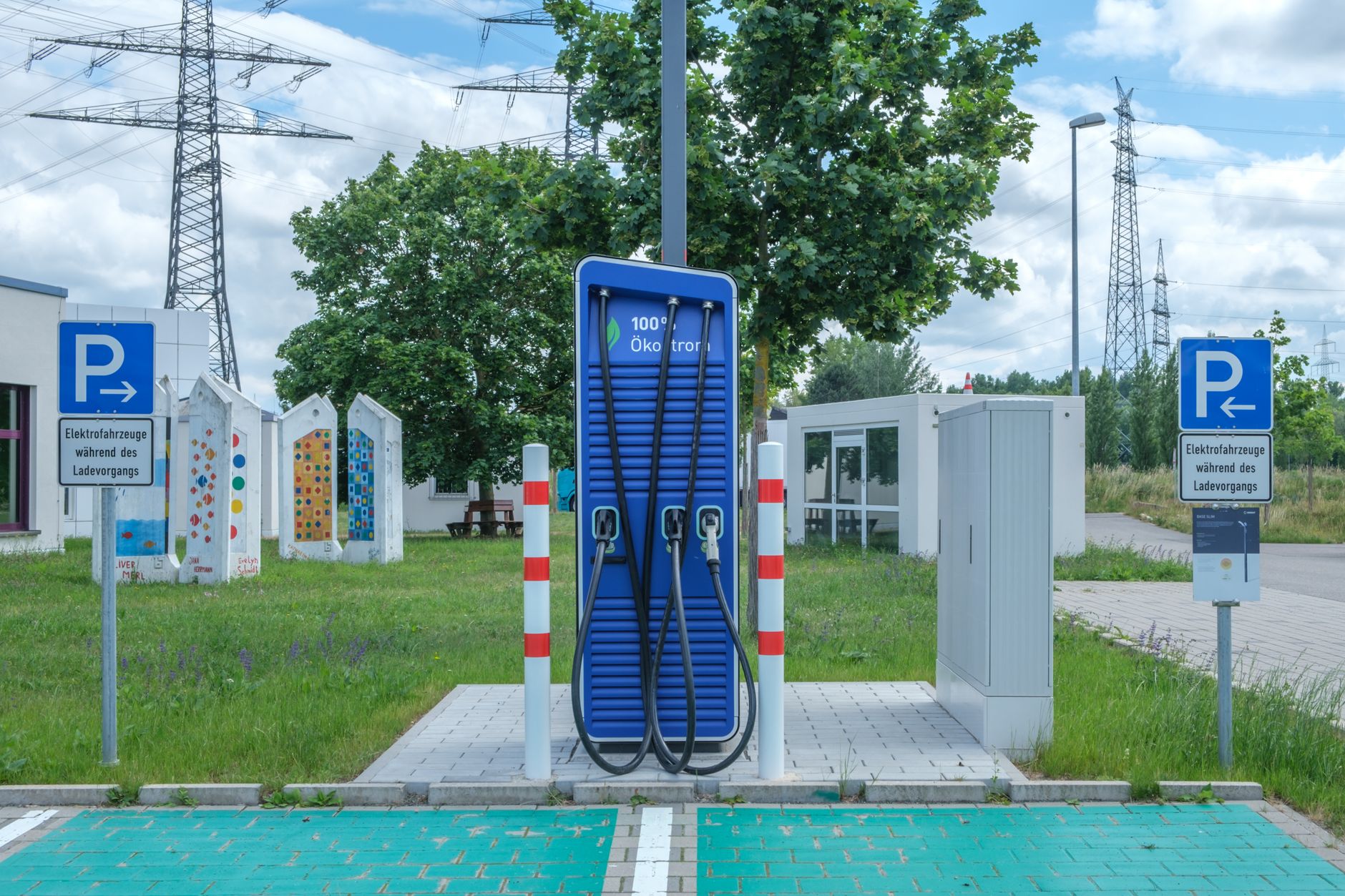 Tesla bez własnego domu jak policzyć opłacalność przy ładowaniu wyłącznie na publicznych stacjach Tesla przy ekologicznej publicznej stacji ładowania samochodów