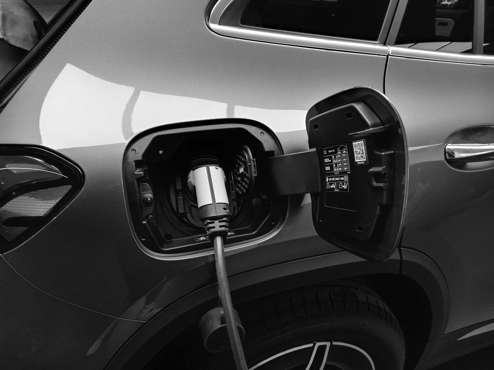 Zbliżenie na ładowany w stacji elektryczny Mercedes plug in hybrid