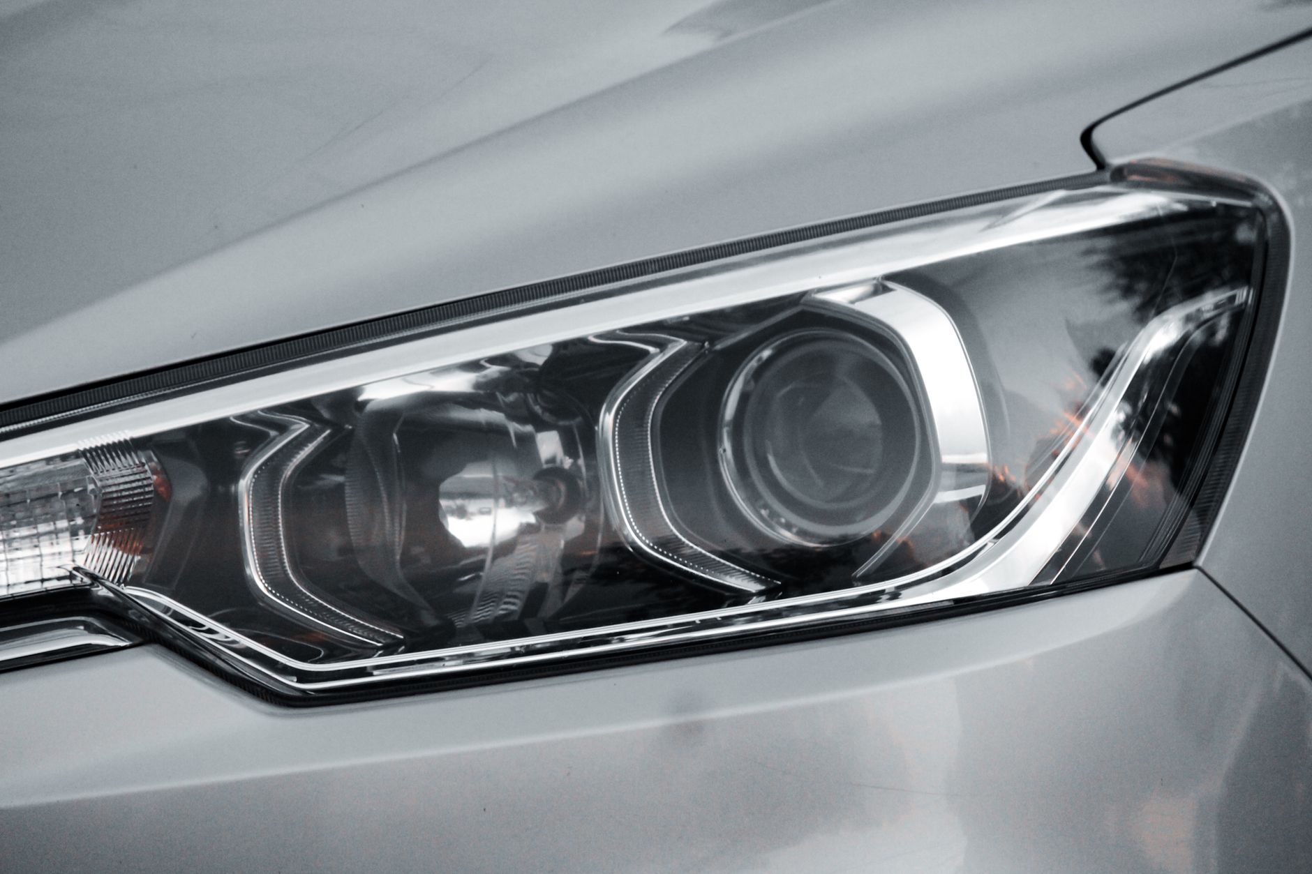 Geely Tugella kontra używany premium z Niemiec – realne koszty serwisu, spalania i utraty wartości