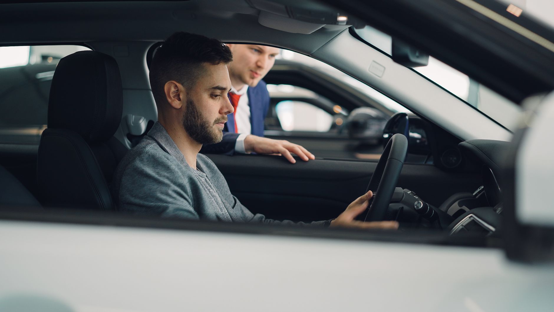 Jazda próbna Maserati lista rzeczy które musisz sprawdzić zanim zapłacisz Klient z doradcą oglądają wnętrze Maserati w salonie przed jazdą próbną