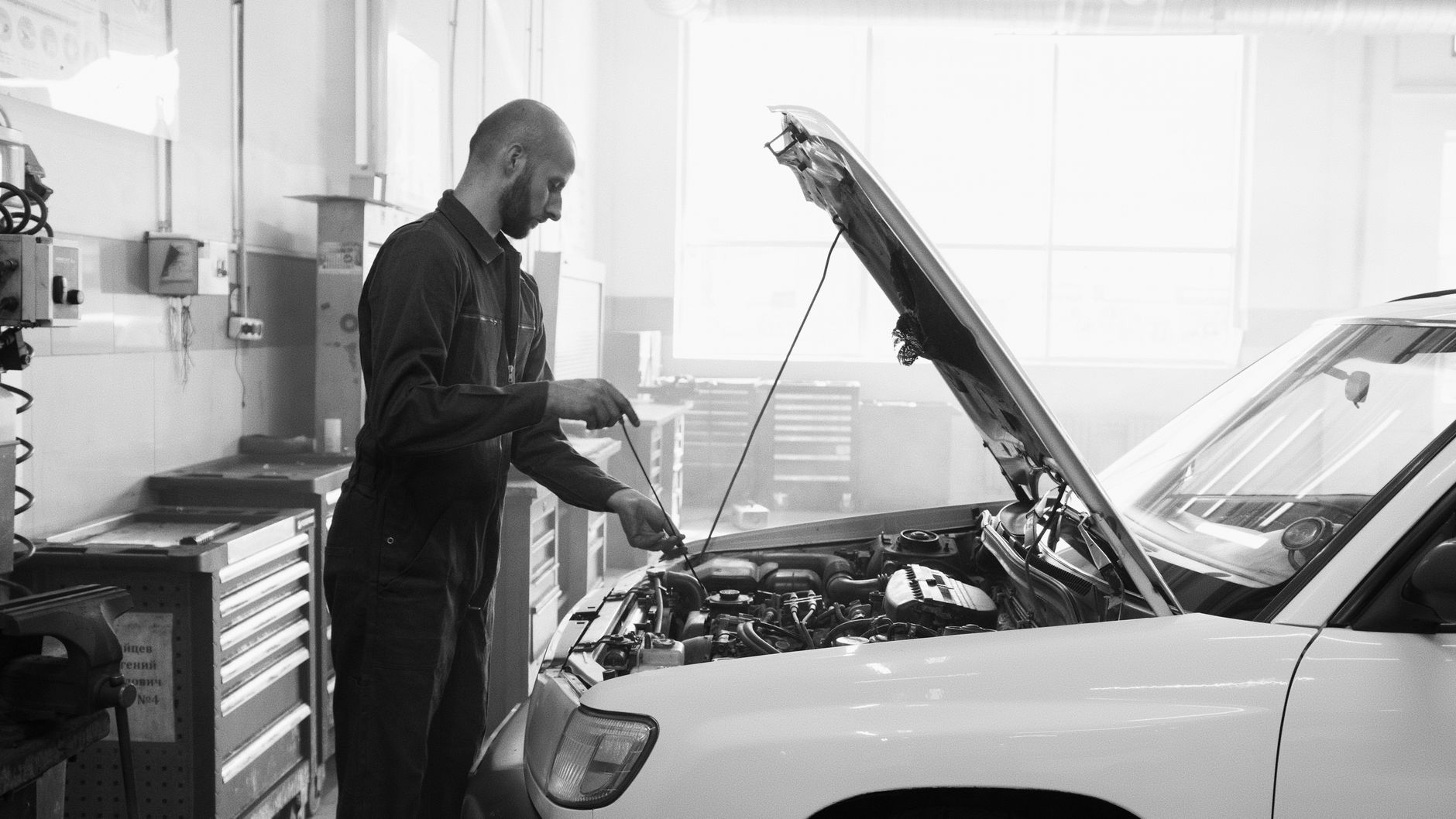 Mechanik w garażu sprawdza silnik samochodu przed zakupem